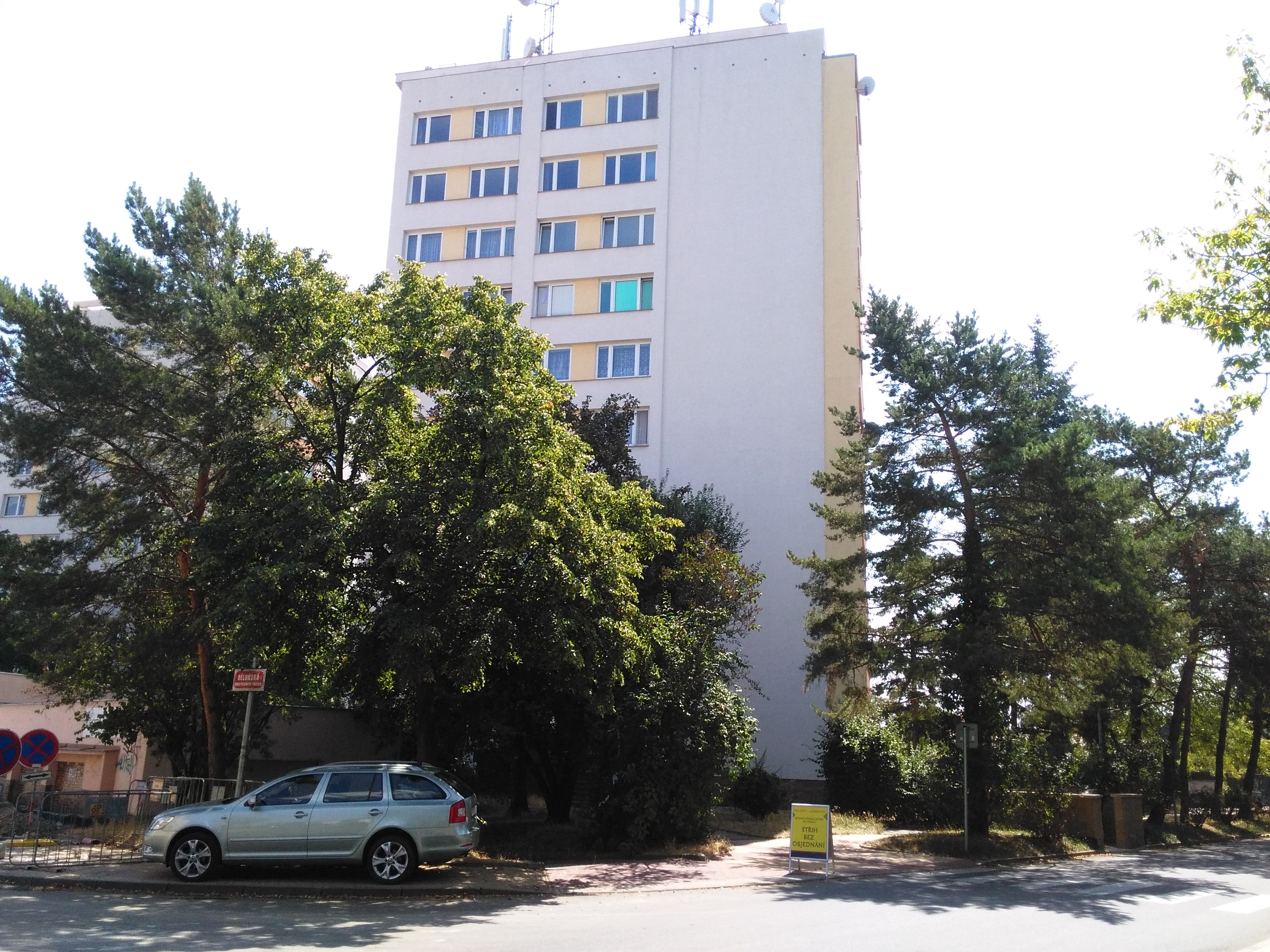 Věžák na Běluňské v Horních Počernicích, v jehož přízemí kadeřnictví sídlí